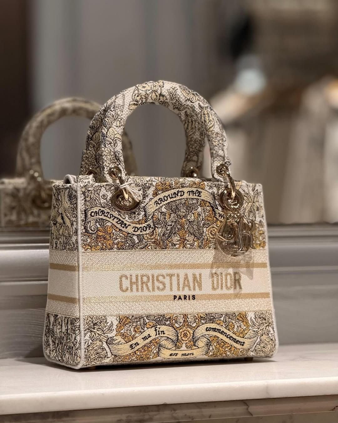 CHRISTIAN DIOR